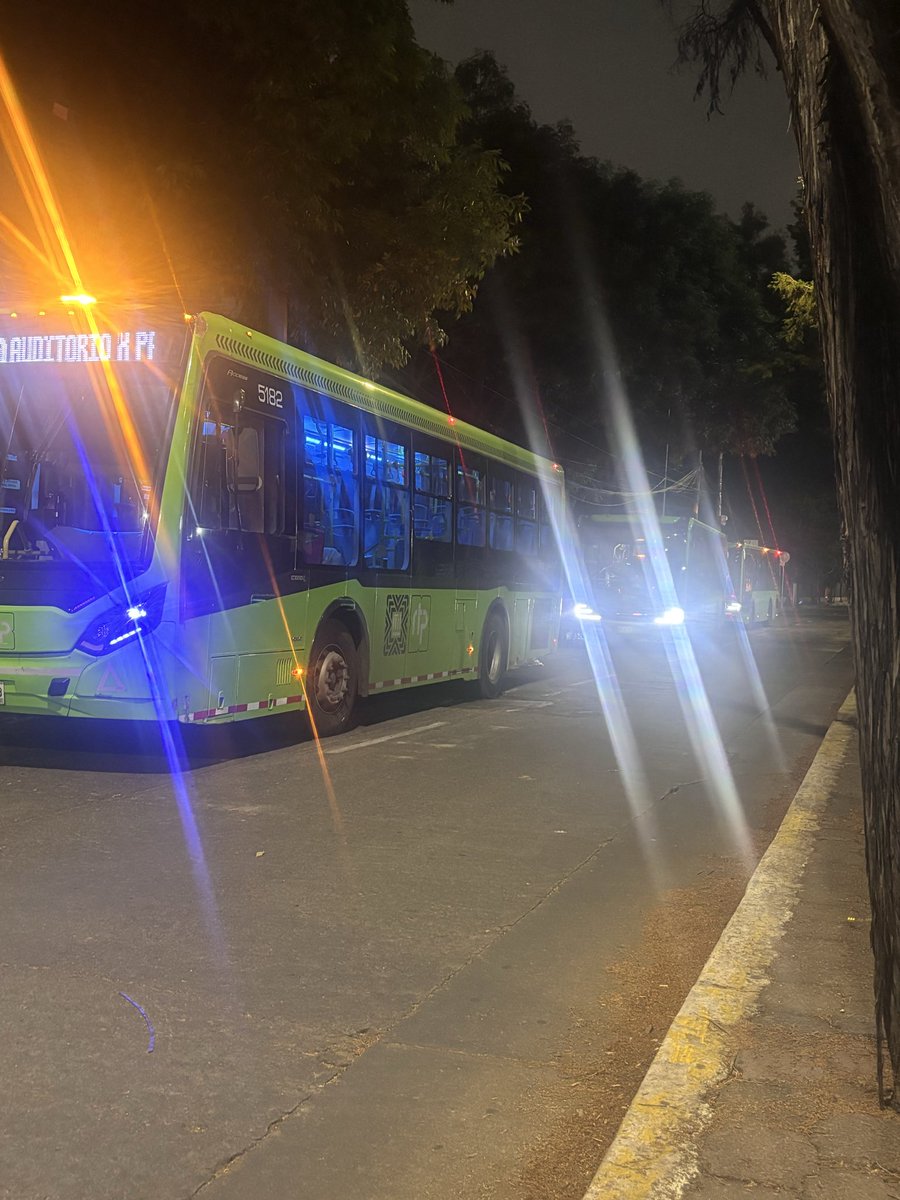 angie0482's tweet photo. @RTP_CiudadDeMex tres rtp en auditorio  y más de una hora para salir. Una burla para quienes esperan. https://t.co/6OYBGcClKr