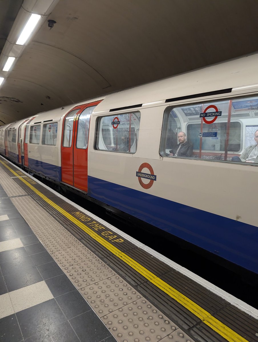 rivwald0208's tweet photo. Bakerloo line I miss you. https://t.co/on7LHsbKCl