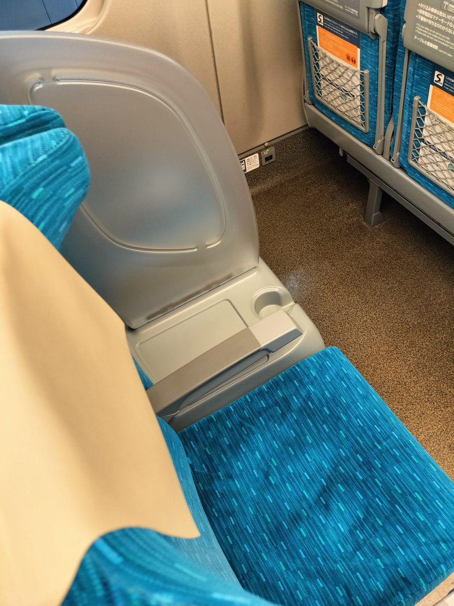 PikaPeca's tweet photo. 初めてS WorkPシート(中央席に仕切りがある席)使ってみたけど、これいいね
集中して仕事したいけど両窓側の席無い、グリーン車は高いってときにいい感じの塩梅だわ
この車両はほぼみんなパソコンペチペチしているから、他の人が気にもならないのもgood!
課金額は2000円でした https://t.co/yIWw7I2odx