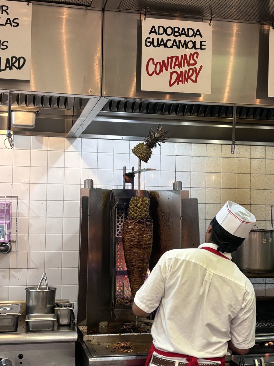 Nupeldaay's tweet photo. Donerimizi caldiklari yetmezmis gibi domuzdan yapip ustune de ananas takmislar inanilmaz https://t.co/cf2dRXrLew