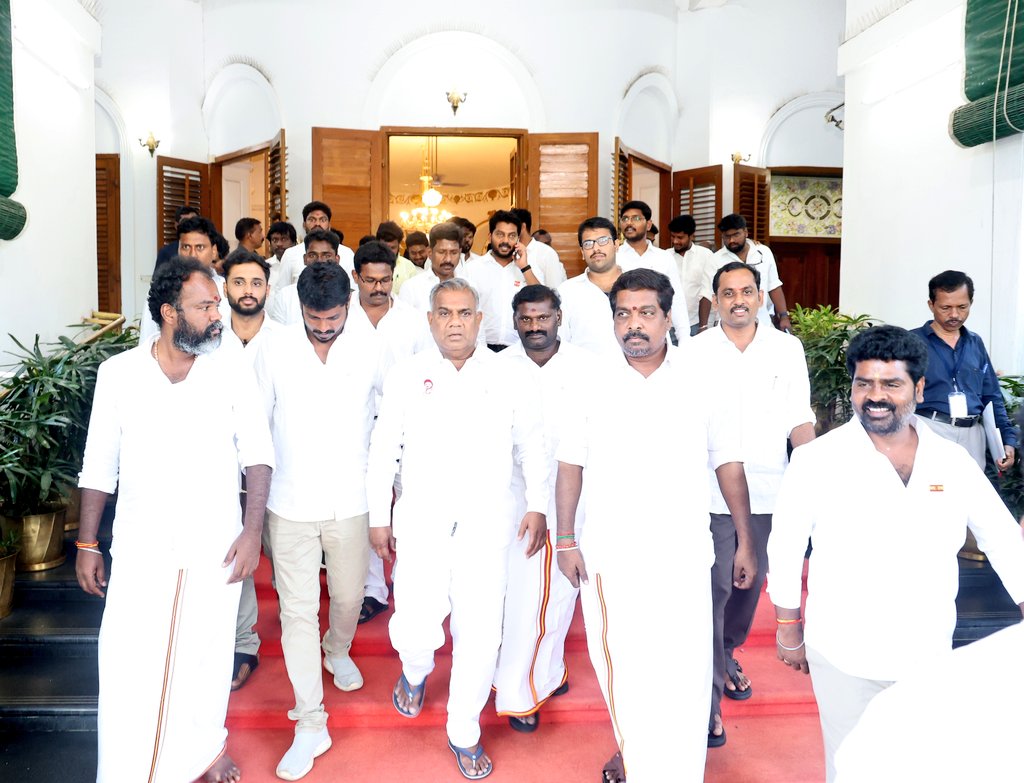 Stillsaravanan's tweet photo. தமிழக வெற்றிக் கழகத்தின் பொதுச் செயலாளர் @BussyAnand அமைச்சர் அவர்கள் ஆளுநர் மாளிகையில் சட்டமன்ற உறுப்பினர்களுடன் Exclusive Click 📸 🫵 @Stillsaravanan #CMJosephVijay #CMVijay #cm_samrat #cmvijaythalapathy https://t.co/1xCJElYA3P