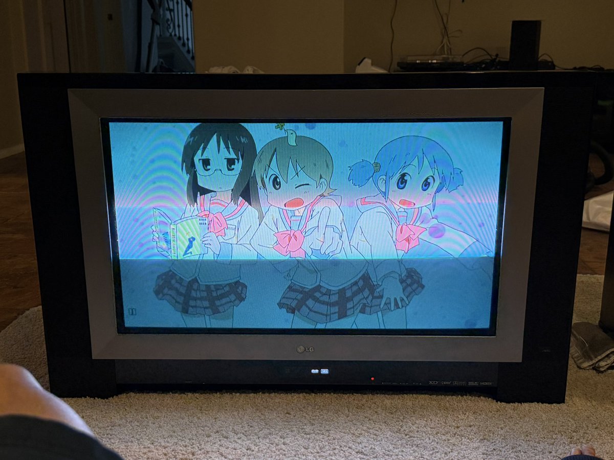 trainvev's tweet photo. this tv was impossibly heavy but i think this is worth it https://t.co/iynwg61134