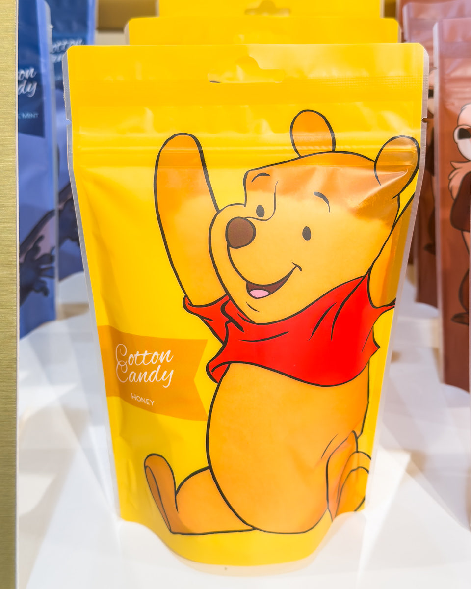 MezzoMikiD's tweet photo. キャラクターをイメージしたわたあめ！
「ディズニーストア 」
コットンキャンディー
くまのプーさん（ハニー味）
本日5月14日発売☆
https://t.co/iV0ypgITVA https://t.co/dmXXpazAXl