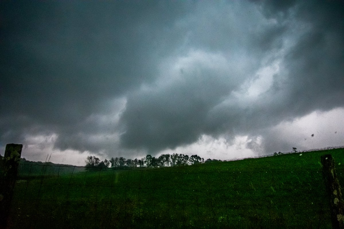 JBuchinskyWX's tweet photo. @Gio_wx What a banger of a supercell. This was my first ever tor, so it was a special one https://t.co/YEctVPiP9b