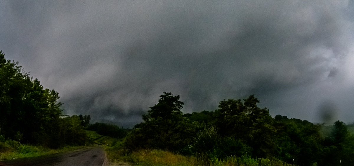 JBuchinskyWX's tweet photo. @Gio_wx What a banger of a supercell. This was my first ever tor, so it was a special one https://t.co/YEctVPiP9b