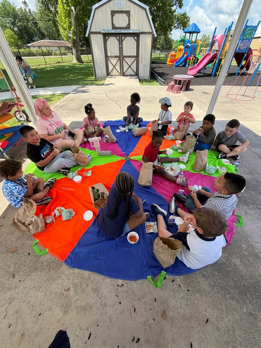 SCPPSHeadStart's tweet photo. As Student Appreciation Week continues, our students enjoyed a picnic-style lunch on the lawn with their friends today! ☀️🧺💚 https://t.co/e10iaok5U3