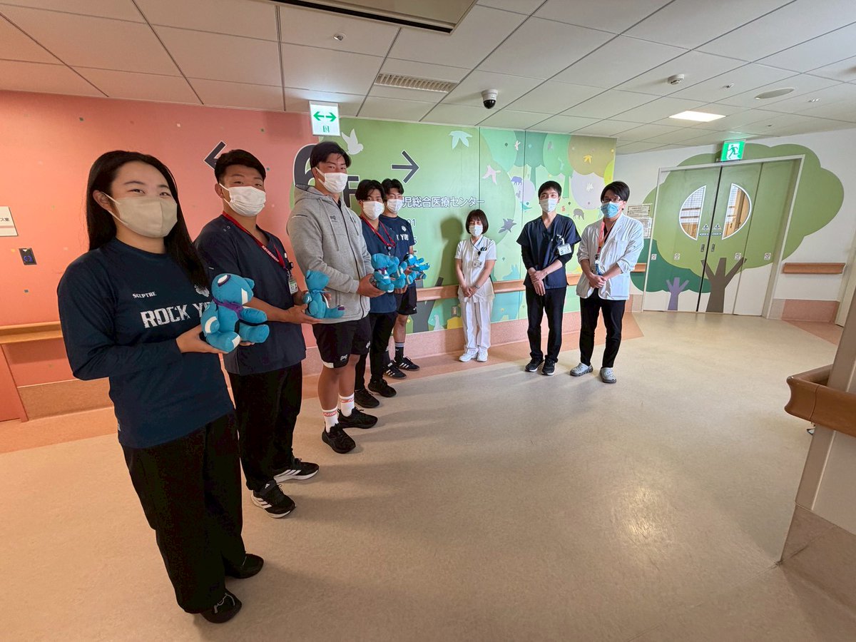 uni_tsukuhos's tweet photo. 筑波大学ラグビー部 の皆さまより、小児病院へ「つくベア」をご寄贈いただきました
「つくベア」は、実際に着用したジャージをリメイクしたオリジナルぬいぐるみです。
子どもたちへの温かいエールをありがとうございます。
#筑波大学 #ラグビー部 #つくベア #小児病院 ＃寄贈 https://t.co/fooGlFgnkP