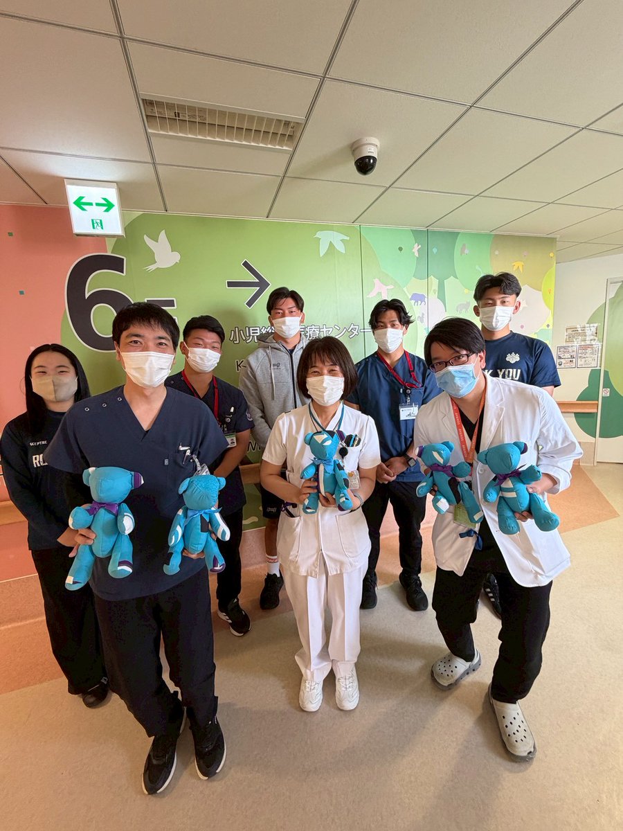 uni_tsukuhos's tweet photo. 筑波大学ラグビー部 の皆さまより、小児病院へ「つくベア」をご寄贈いただきました
「つくベア」は、実際に着用したジャージをリメイクしたオリジナルぬいぐるみです。
子どもたちへの温かいエールをありがとうございます。
#筑波大学 #ラグビー部 #つくベア #小児病院 ＃寄贈 https://t.co/fooGlFgnkP