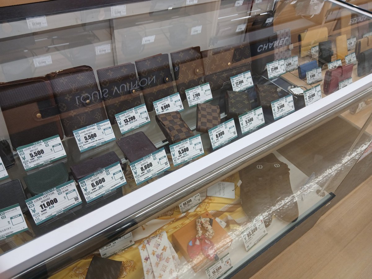 offtakasaki's tweet photo. 当店ではブランドバッグの買い取りを強化しております！
特にLOUIS VUITTONのバッグは大歓迎です！
その他ハイブランドも買い取り強化中ですので、見積もりだけでも1点からでもぜひお持ちください！
#ハードオフ #オフハウス #ブランドバッグ #ルイ・ヴィトン https://t.co/tRLClH3vVl