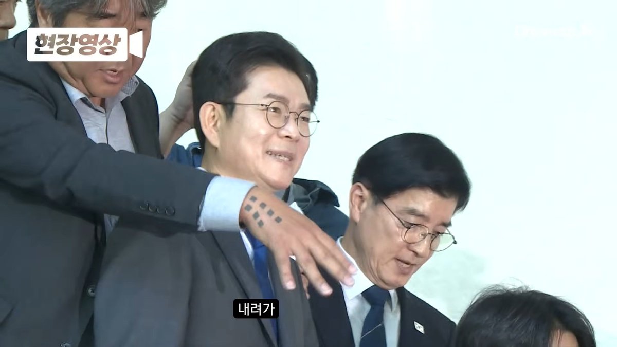 mooncommie's tweet photo. @kindchong 원오야 문신 아저씨 넘모 무서워 치워줘 ㅋㅋ큐ㅠㅠ https://t.co/l3BHPgElEO