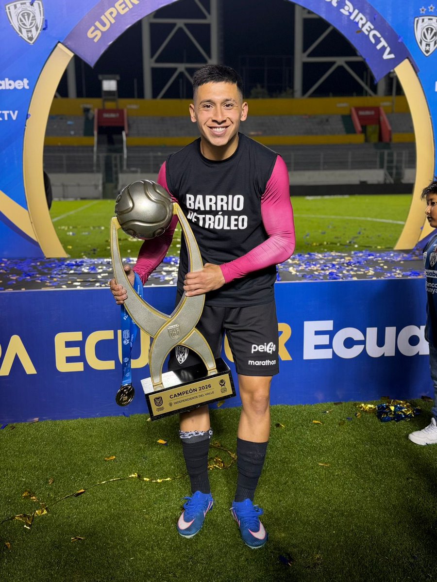 matiasperello7's tweet photo. Tuki 💙🖤🏆 Campeones 👊🏻 https://t.co/LggPLxsk5y