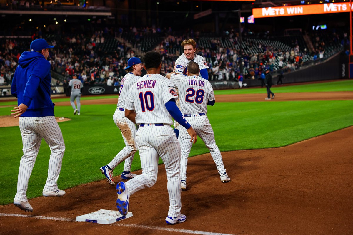 Mets's tweet photo. Absolute SCENES 🔥 #LGM https://t.co/dTu0msqAYp