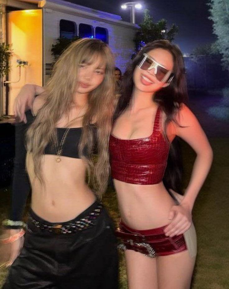 youandmejenlisa's tweet photo. Como se sentirá coger con Lisa? Un sueño para muchas una realidad para Jennie https://t.co/rZacgoQdTs