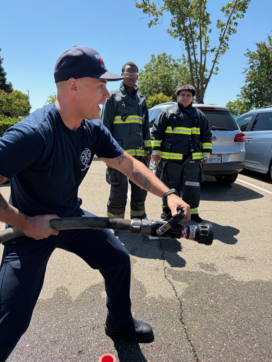 StocktonFireEMS's tweet photo. Over the weekend, the Stockton Fire recruiting team joined the L.E.G.A.C.Y. Career Expo hosted by Progressive Community Church 🚒

Students got a hands on look at some of the tools of the trade while learning about careers in the fire service and dreaming big about their future. https://t.co/WoVmlP5x3y