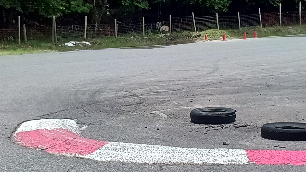 autoland_tukude's tweet photo. 本日『最終 C 』外(左)側縁石の補修工事(コンクリート)を行いましたので、暫くの間は踏み込まない様、お願い申し上げます。m(_ _)m https://t.co/fE3LTZEjxX