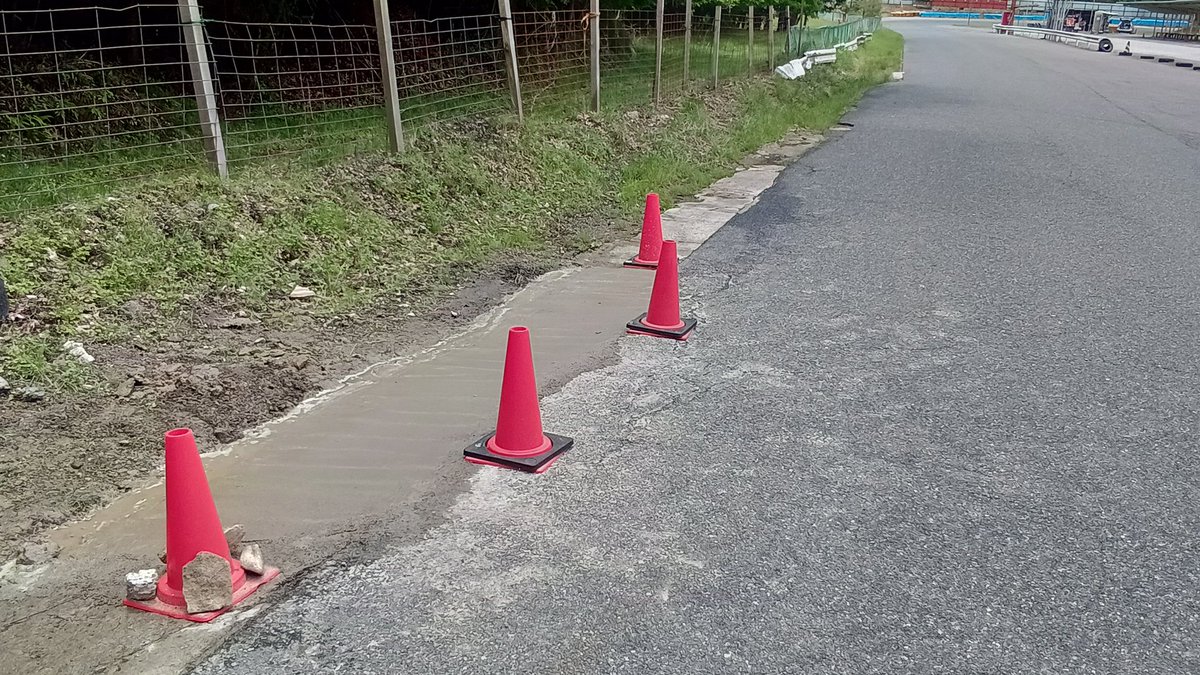 autoland_tukude's tweet photo. 本日『最終 C 』外(左)側縁石の補修工事(コンクリート)を行いましたので、暫くの間は踏み込まない様、お願い申し上げます。m(_ _)m https://t.co/fE3LTZEjxX