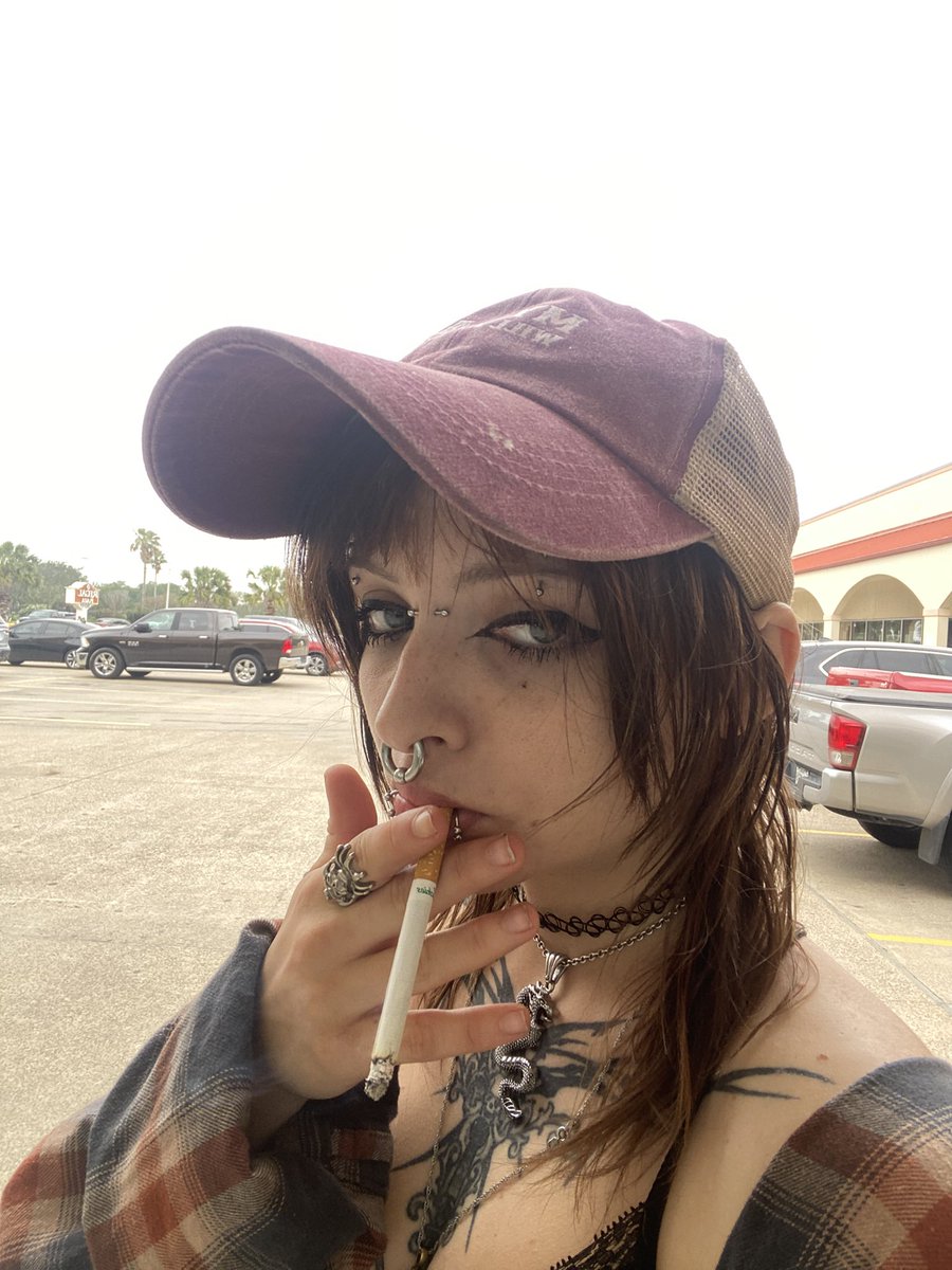 glocka15's tweet photo. Art n the artist https://t.co/3h97I9ohlB