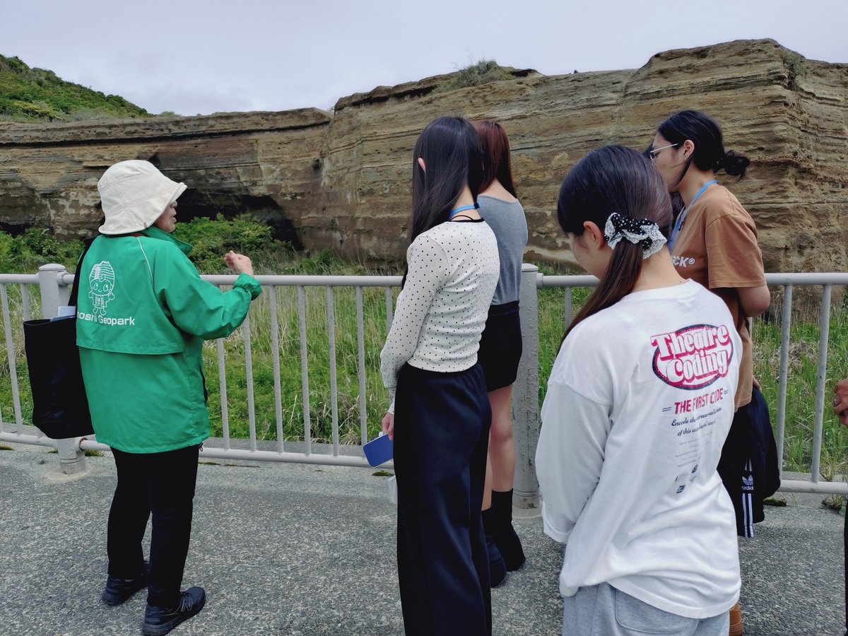 cisnursing's tweet photo. 5/7（木）1年生の地域フィールドワーク実習。銚子ジオパーク市民の会の皆様から、ジオパークや屏風ヶ浦の地層の成り立ちなどのを受けました。毎日見ている崖が310万年前に海で堆積した地層であることにびっくり！銚子の大地、海、風、太陽の恵みを感じた授業でした。＃千葉科学大学 ＃看護学部　＃銚子 https://t.co/0SLnV47FiF