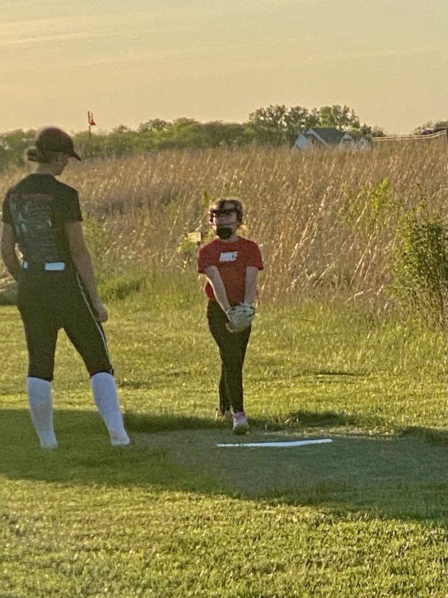 MorganLoonan's tweet photo. Teaching my little sister Kinsey about the sport I love most is the best thing ever. https://t.co/4S4MWsEZxC
