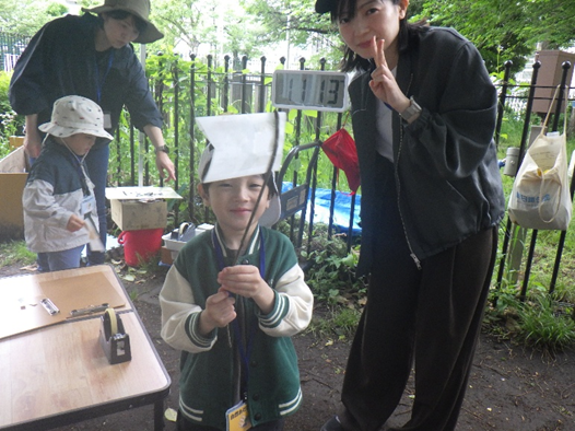 mawarunn's tweet photo. るん♪るん♪
５月９日の自然あそびクラブの様子だよ！
 
ビオトープの葉っぱでこいのぼりを作ったよ！どの親子もみんな家に飾るのを楽しみにしていたよ
まわるんも嬉しいなあ
 
 #精華公園ビオトープ　#こいのぼり https://t.co/FjujzyBHVW