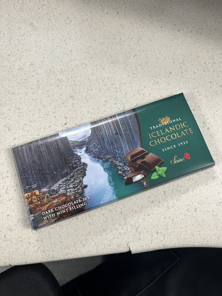 alrua2000's tweet photo. 後輩からアイスランド土産でチョコを頂く。"アイスランディック"という涼しい言葉を目に入れながら食べた先に、突如ミントの香りが鼻を貫き思わず仕事中に声が出た。これが氷の国の風か。 https://t.co/0G1WQNnmhp