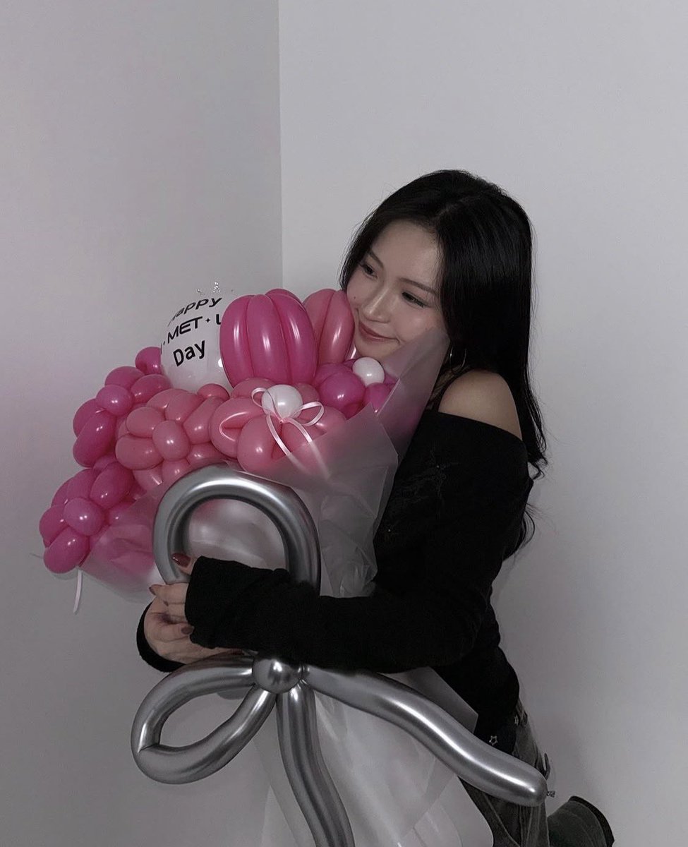 cleonicamedia's tweet photo. introducing I.MET.U’s cleo ~ !!

Stage Name: Cleo/클레오
Birth Name: Cleonica Pangestu
Position: Maknae
Birthday: August 1, 2004
Zodiac Sign: Leo
Height: 165cm/5’5”
Nationality: Indonesian
Representative Color: 💚
Representative Emoji: ￼🥝
Instagram: cleonicap
TikTok: cleyoowww https://t.co/4z4kbhFxV1
