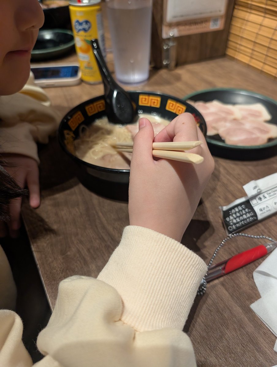 papanvlog's tweet photo. 昨日はベトナム人妻の母の日のプレゼント。

私のお小遣いから一蘭のラーメンをご馳走する券を使って、家族で一蘭食べてきた。

お小遣いをこんな風に使うのも悪くないね。 https://t.co/UKQsBWbKzU