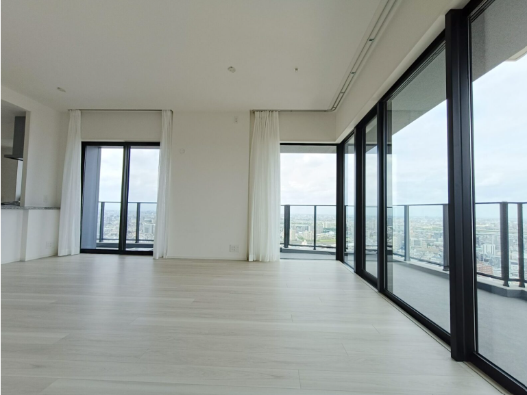 new_mthouse's tweet photo. 📢新価格
シティタワー千住大橋、新築未入居物件！
12,280万円→11,980万円（▲300万円）

30階　北東×北西向き角住戸　2LDK　72.08㎡
✅30階のため、視界を遮るものがなく、開放感あふれる眺望と良好な風通し
✅コーナー部分は連続サッシ、バルコニー面積34.79㎡
✅LDKは19.4帖、洋室2部屋はLDから独立した間取り　※3LDKへ変更可能

詳細はこちらから
https://t.co/L4BQ16xd2d