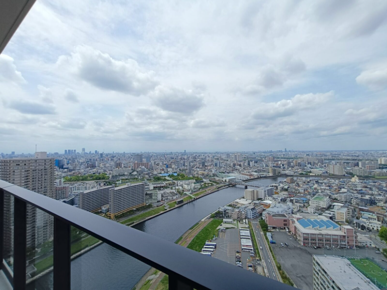 new_mthouse's tweet photo. 📢新価格
シティタワー千住大橋、新築未入居物件！
12,280万円→11,980万円（▲300万円）

30階　北東×北西向き角住戸　2LDK　72.08㎡
✅30階のため、視界を遮るものがなく、開放感あふれる眺望と良好な風通し
✅コーナー部分は連続サッシ、バルコニー面積34.79㎡
✅LDKは19.4帖、洋室2部屋はLDから独立した間取り　※3LDKへ変更可能

詳細はこちらから
https://t.co/L4BQ16xd2d