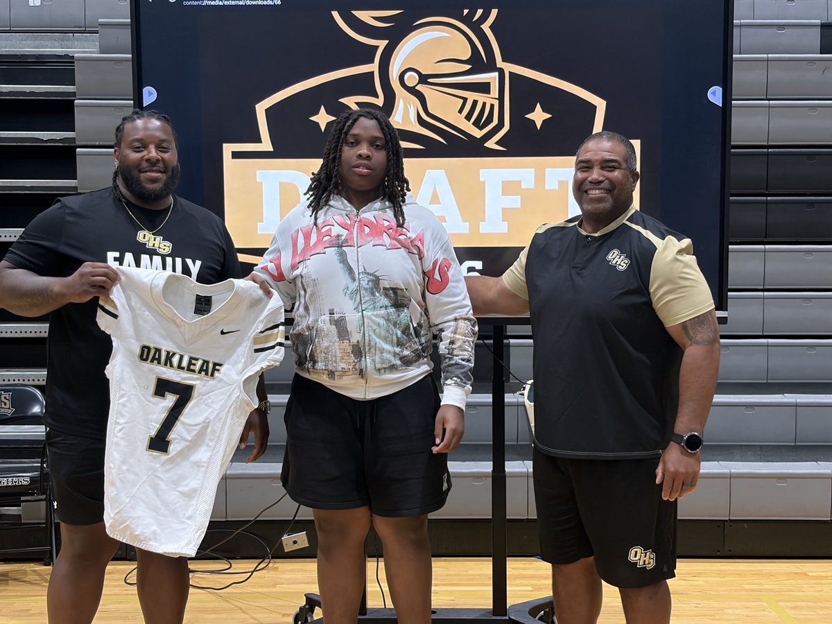 OHSKnightsFB's tweet photo. DUNGEON FAMILY: Round 7, the last round of the Draft brings about a bit of drama. The Black Team traded up to draft QB and Athlete Gator Williams and The Gold Team drafts Tackle Trent Glover.
GO KNIGHTS/ FIGHT ON!!! https://t.co/bkRxAqPTOC