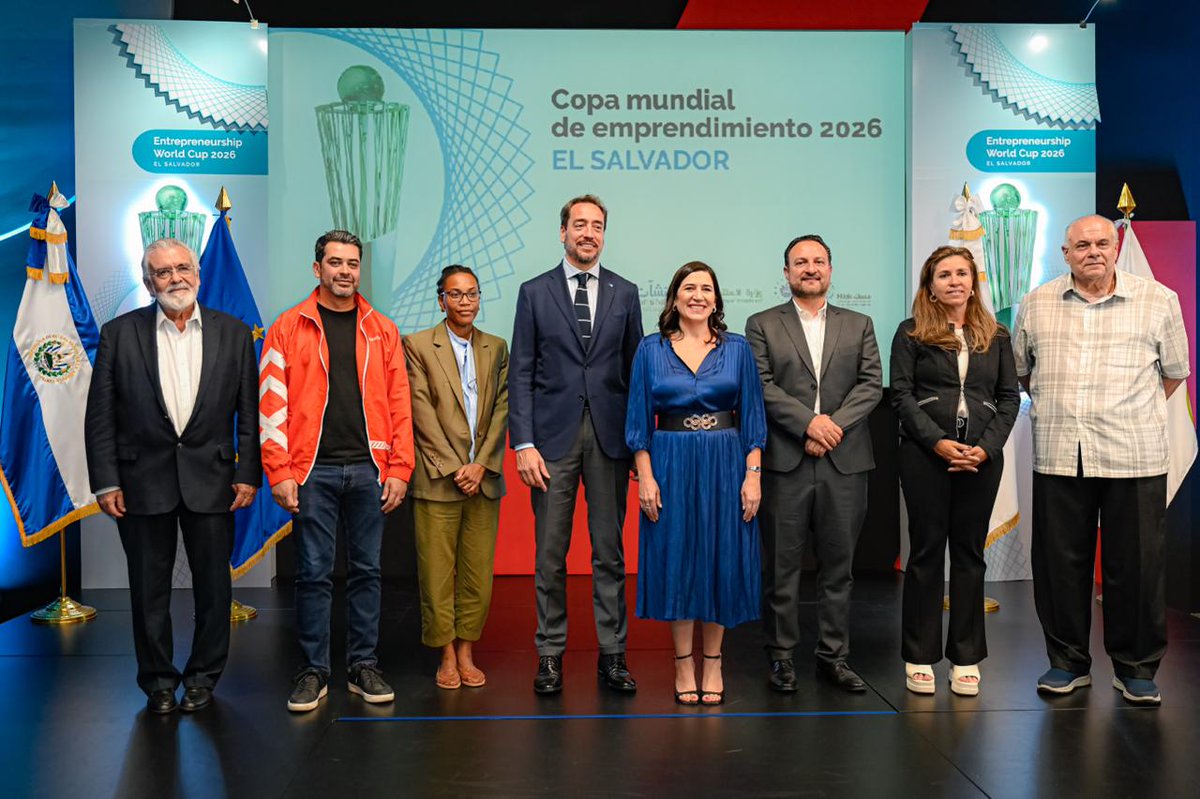 SecPrensaSV's tweet photo. #CopaMundialDeEmprendimiento | Este miércoles, el Ministerio de @EconomiaSV lanzó la convocatoria para la fase nacional de la Copa Mundial de Emprendimiento (EWC) 2026.

Con este tipo de iniciativas, el Gobierno del Presidente @nayibbukele reafirma su compromiso con el fortalecimiento del ecosistema emprendedor y la promoción de la innovación como motor de desarrollo económico para El Salvador. #SecretaríaDePrensa