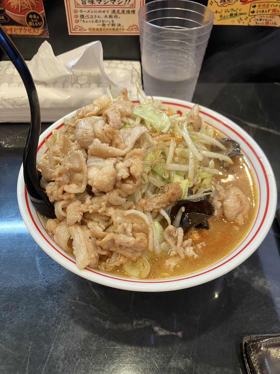 yamadaplusplus's tweet photo. オープン直後の混雑も少し落ち着いた頃を見計らって中本を食べてきました。

肉増しと野菜増しの満足度高い！

隣の常連さんがかけていた酢を分けてもらったけど美味かった🍜

同じタンメンで比較すると、個人的には野菜増しのコスパ面でフタツメに軍配が上がるけど…これはこれで美味いからヨシ👌 https://t.co/Me2t5AQbwc