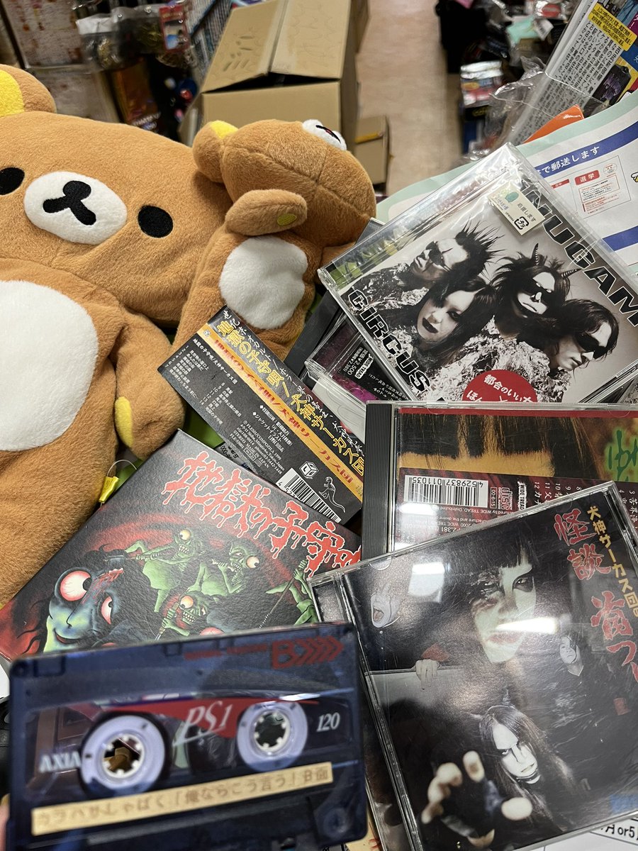 この写真の中にあるカセット全部売ります やばい。買取。 30年前、中学生の時に買った、誰か知らない人が話し