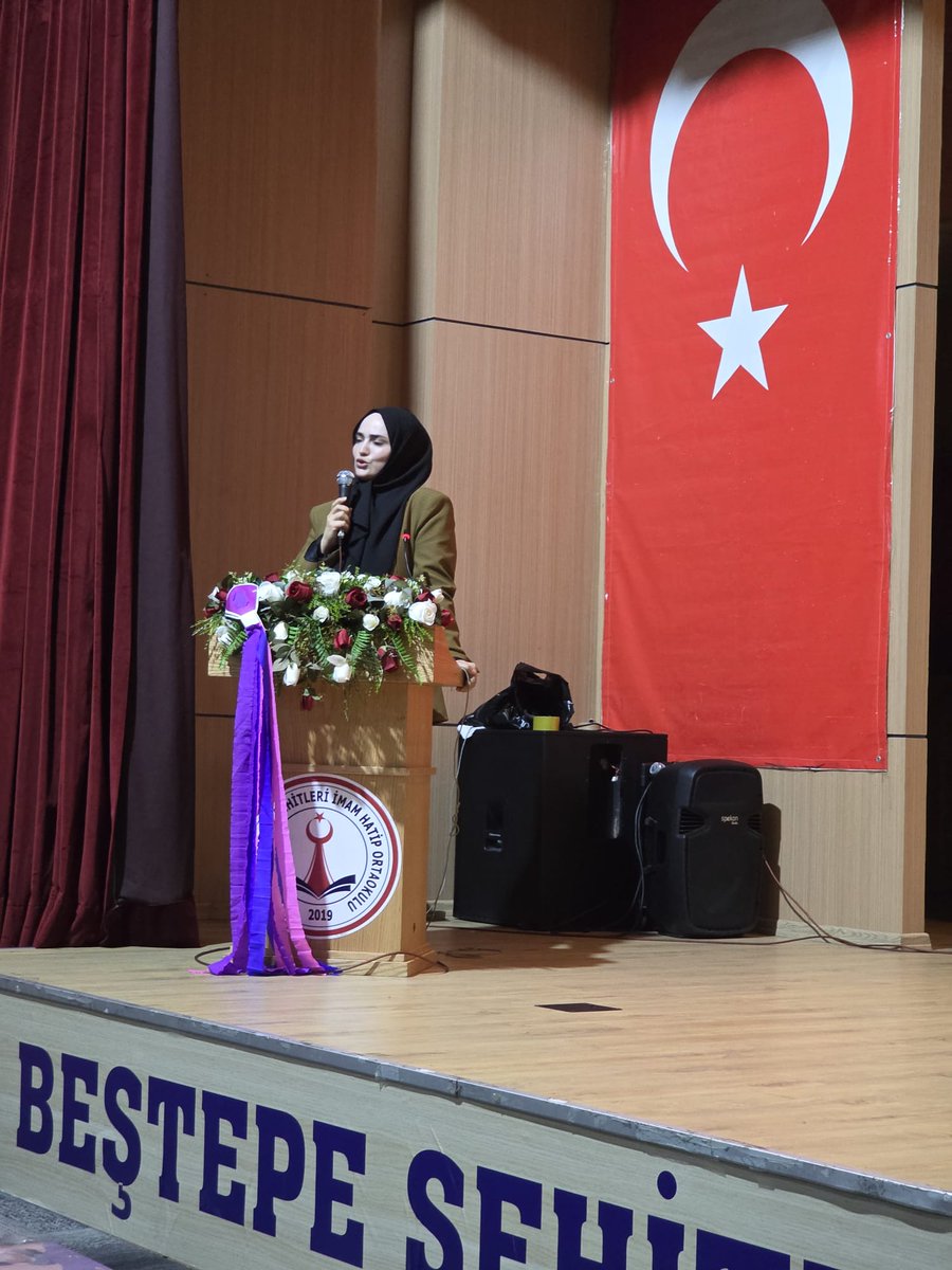 BestepeO's tweet photo. Bugün konuğumuz olan sevgili yazarımız Esra Şahin ile çok özel bir sohbete daldık. Kendi hafızlık yolculuğunda yaşadığı o tatlı telaşları, yorulduğu anlardaki pes etmeyişini ve bu yolun sonunda bulduğu o huzuru o kadar içten anlattı ki... Kalbindeki o heyecan hepimize sirayet et https://t.co/EKaEwOy6rO