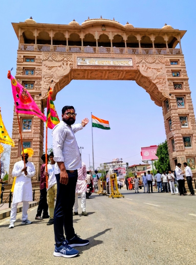 surya9785's tweet photo. "खाटू श्याम जी के दरबार में पहली बार हाजिरी लगी।  
शांति और भक्ति दोनों ही भरपूर 🚩
जय श्री राधेकृष्ण 🙏🏻 https://t.co/CgQWPG93Kb