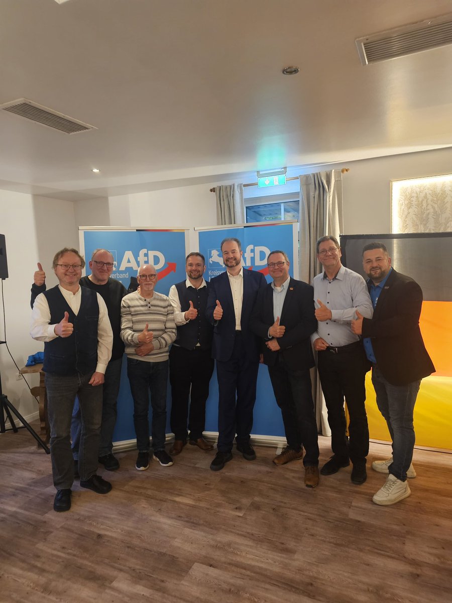 AfD_Lueneburg's tweet photo. Mitgliederabend mit MdB Martin Sichert

Auf dem gut besuchten Mitgliederabend des AfD-Kreisverbandes Lüneburg referierte MdB Martin Sichert zum Thema Gesundheitspolitik und erläuterte die Standpunkte der AfD-Bundestagsfraktion.
#deshalbafd💙 #zeitfürdeutschland🇩🇪 #afdnds https://t.co/hW7hasSHnn