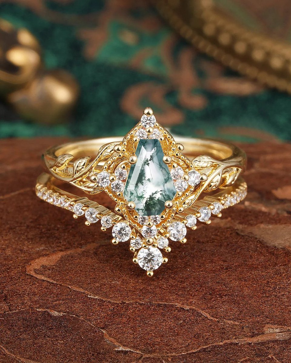 Romalarjewelry's tweet photo. Golden vines, scattered light, and a mossy green stone that looks as if nature painted it by hand. ✨🌿
#mossagate #natureinspiredjewelry #greenstonering #vintagestyle #goldring #engagementringinspo #alternativeengagementring #romanticjewelry #forestcore #fairytaleaesthetic https://t.co/4bgKVpBSFn