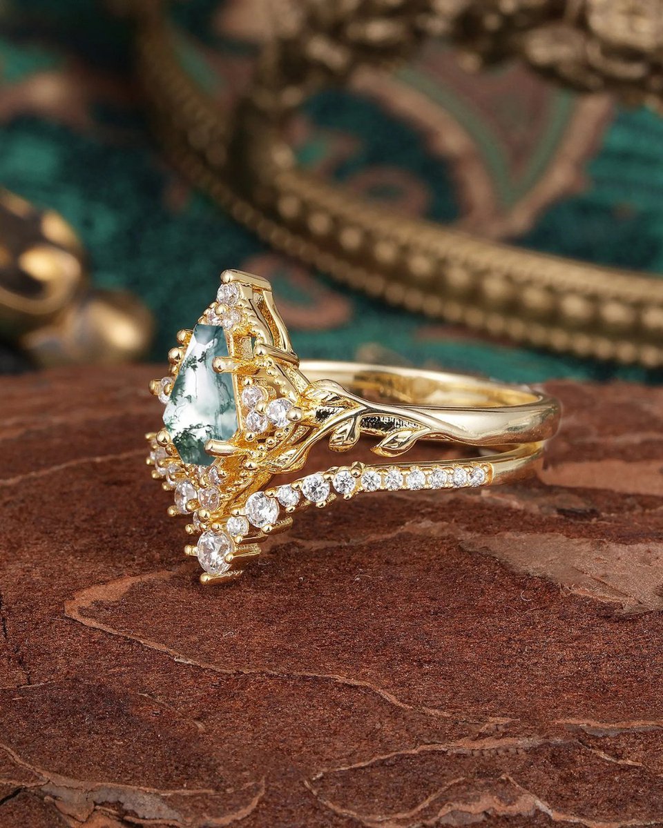 Romalarjewelry's tweet photo. Golden vines, scattered light, and a mossy green stone that looks as if nature painted it by hand. ✨🌿
#mossagate #natureinspiredjewelry #greenstonering #vintagestyle #goldring #engagementringinspo #alternativeengagementring #romanticjewelry #forestcore #fairytaleaesthetic https://t.co/4bgKVpBSFn