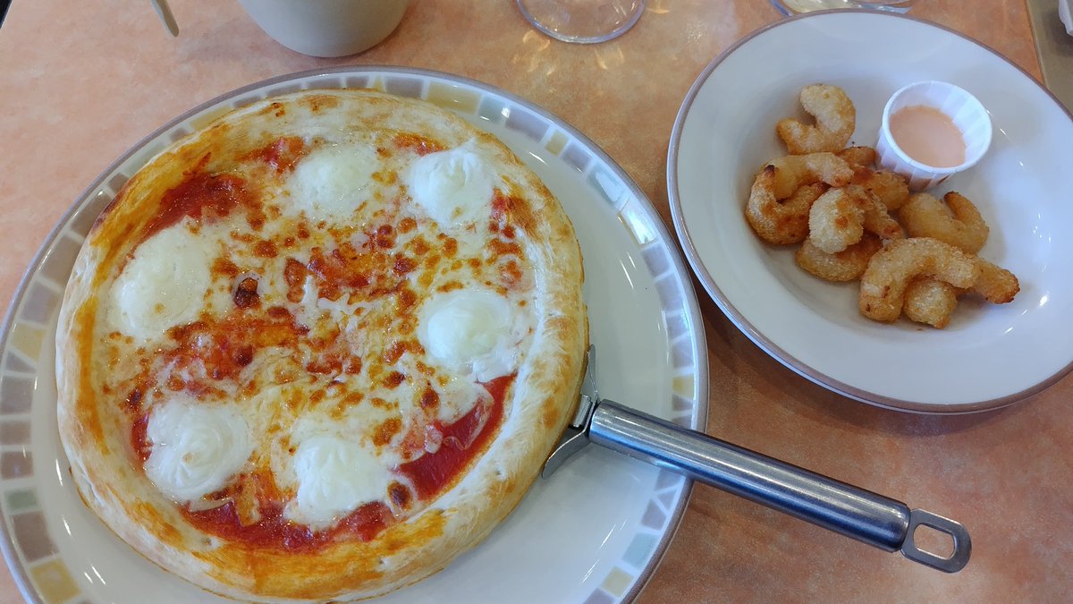 KuroTRK's tweet photo. 朝から１人でサイゼ飲み🍕🍷

さすがに1,500mlのマグナムは厳しいので500mlのデカンタで😅

安く済むし 全然樹脂グラスでOK👌
樹脂グラスなのにちゃんと冷やして提供してくれるあたりサイゼリヤが支持されてる理由がわかる気がする https://t.co/KRkOrnyx09