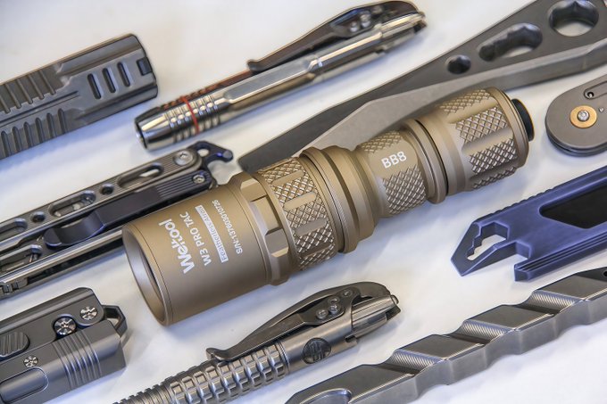WELTOOLJP's tweet photo. Weltool W3Pro TAC MINI（FDEカラー含む）は、18350バッテリーを採用した高性能LEP（レーザー励起蛍光体）タクティカルライトです。コンパクトなボディながら非常に優れた遠距離照射性能を備えており、長距離探索やタクティカル用途に適したモデルとして高く評価されています。 https://t.co/8NdjGGsQYQ