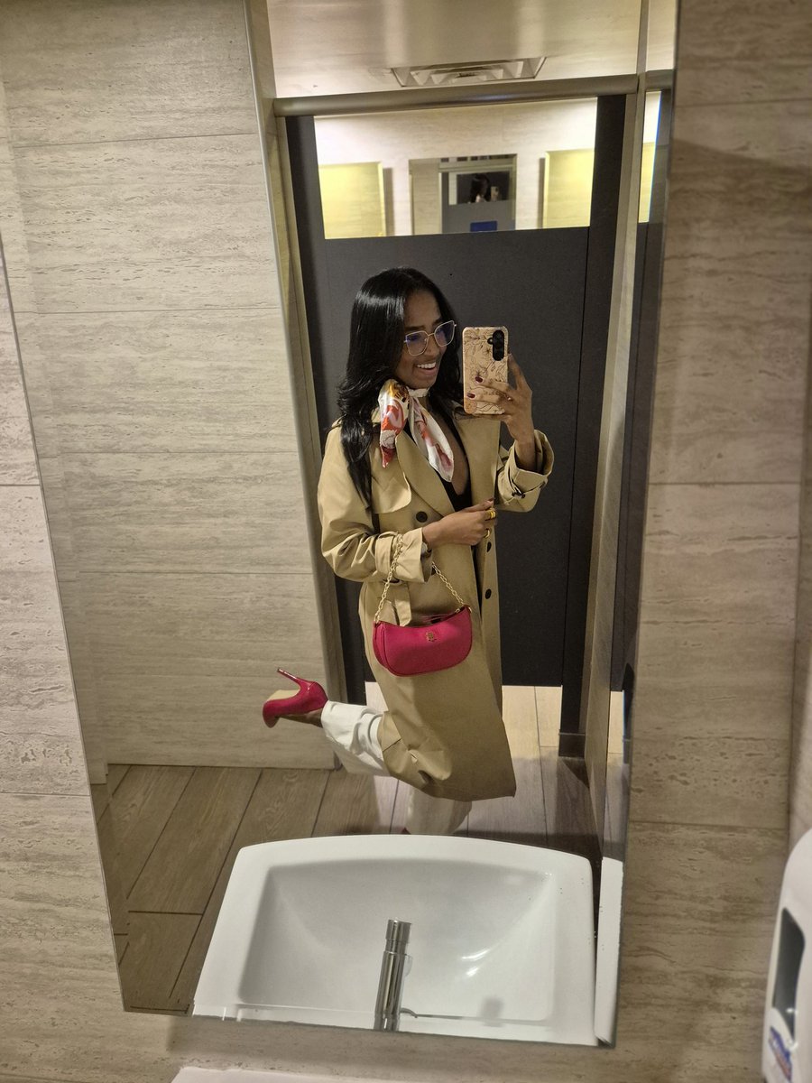 cieloenith's tweet photo. El diablo viste a la moda 2 👠✨️ https://t.co/c8hlWysHtX
