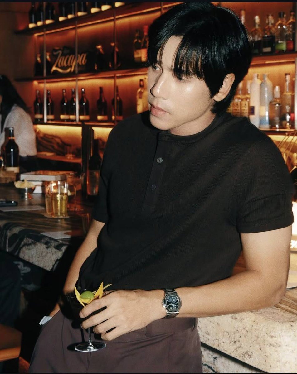 toom55210's tweet photo. ถ่ายหนังค่าาา เป็นพรีเซ็นเต้อขายเหล้าด้วย คนเลยโยงว่าฮีเลี้ยงโค โคเลยกินแต่เหล้า 55555555555 #jesjpp #ZacapaTH https://t.co/SXpulDetxF