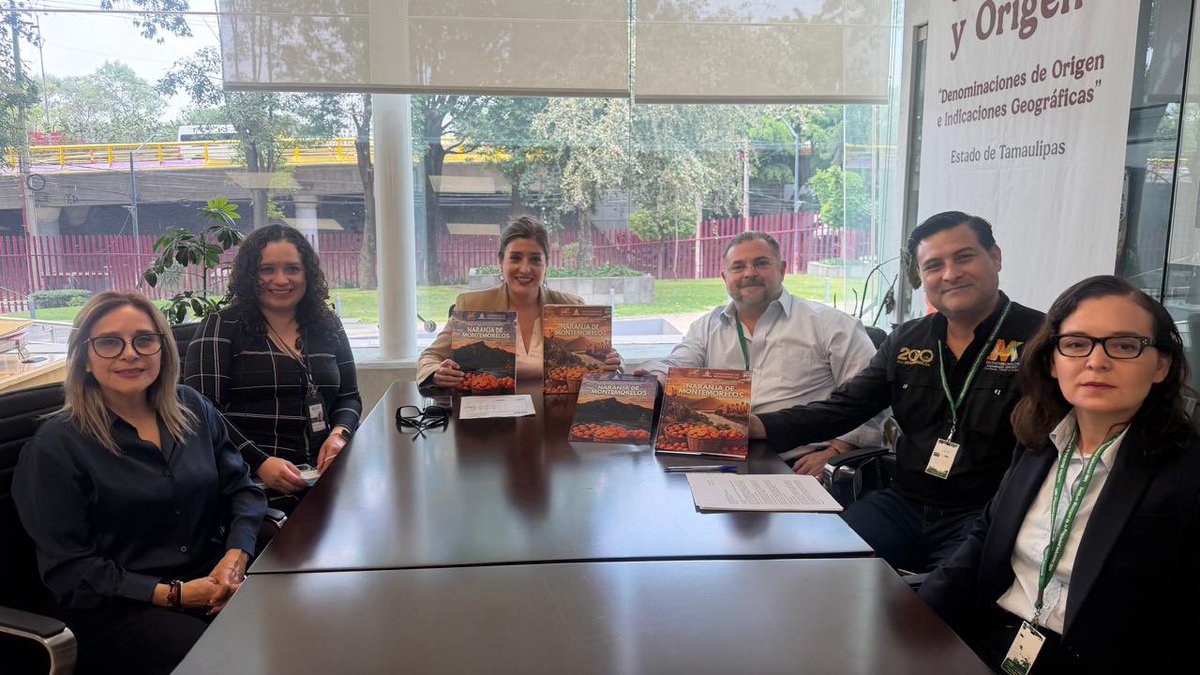 IMPI_Mexico's tweet photo. Recibimos en el #IMPI al productor citrícola y Presidente Municipal de Montemorelos, Miguel Ángel Salazar, quien presentó la solicitud de protección de la Indicación Geográfica “Naranja de Montemorelos”.
Reconocer el origen, la calidad y la identidad citrícola de Nuevo León.

#MéxicoHerenciaYOrigen #IndicacionesGeográficas #NaranjaDeMontemorelos #NuevoLeón