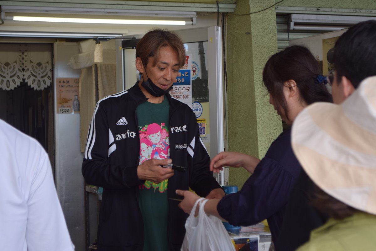 sponichiauto's tweet photo. 【#川口オート #クラシック2026】

5、6R発売中に選手による「売店応援」が行われた。
＃森且行 選手にはサインの行列が。売店のご飯も買ってね！

#スポニチ #オートレース https://t.co/GS3C7xrVPk