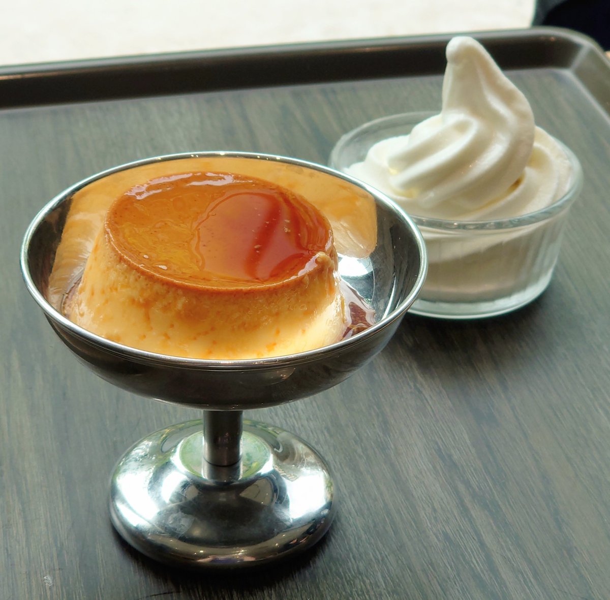 princesspurinbb's tweet photo. 中野駅から徒歩7分ほどの中野区役所1Fにある、カフェテリア ナカノヤ/NYAcafeさんの プリン（+ソフトクリーム）

プリン皿で提供されるようになってました☺️ https://t.co/i7CO34Wooq