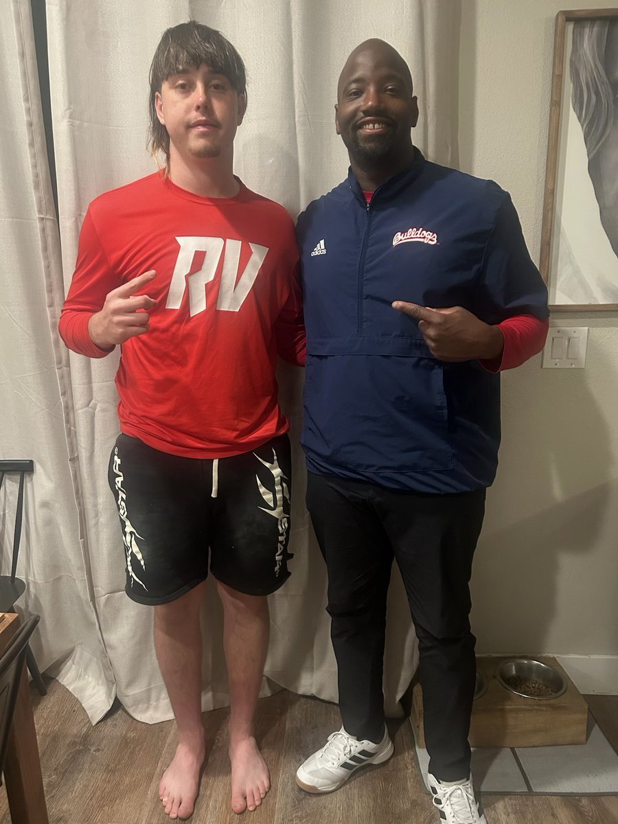 Coltonrichter__'s tweet photo. Thank you @mhalloliver for stopping by at the house. Appreciate it! Excited about @FresnoStateFB  @Coach_Entz . #GoDogs 

@defendtheridge @recruitvegas @MikeWatersP1 @BrandonHuffman @BlairAngulo @GregBiggins @adamgorney @PrepRedzoneNV @247recruiting https://t.co/LlcxZVZBq0