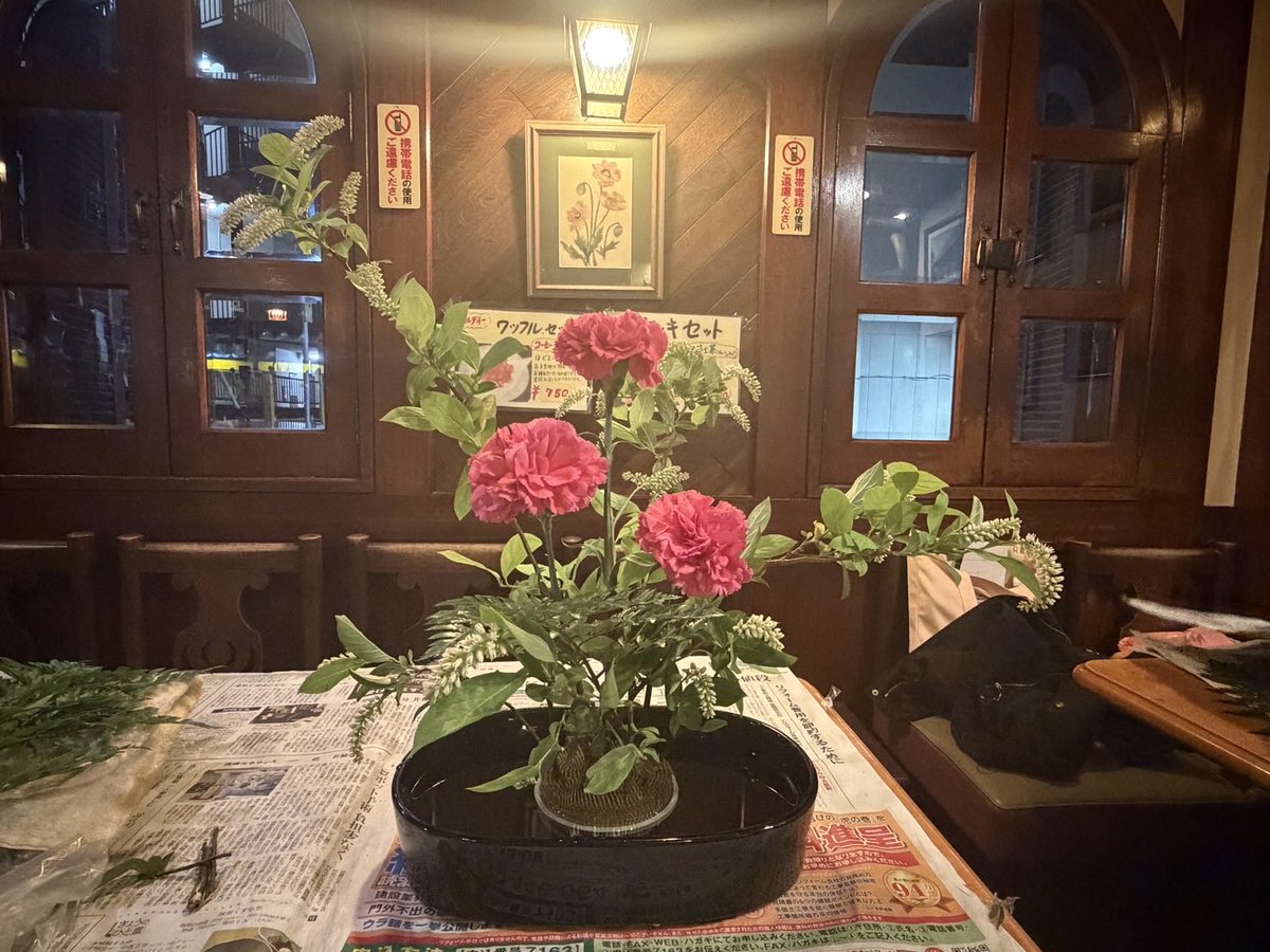 jcsw_tiroru's tweet photo. 華道部ちろるです🌸
5月の活動では、自由花と生花と分かれて作品をつくりました。
生花(1枚目)ではシャクヤクをメインに生けました。
シャクヤクは「立てば芍薬」と言われる通り、華やかで可憐なお花です♡
次の活動は[6月中の水曜日]の予定です
参加者募集中です！ぜひDMにてお待ちしています
#華道部 https://t.co/ZIrJcFQGue