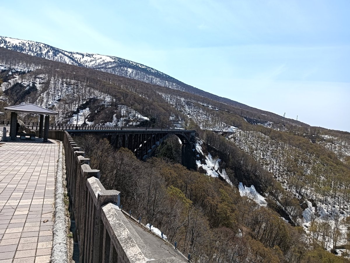 nagrie's tweet photo. 酸ヶ湯インフォメーションセンターからともう少し進んだところの雪。車で走っていると白く高い壁に衝撃をうける静岡県民。 https://t.co/Vi86g4ZYiq
