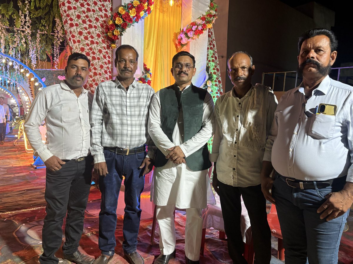 vikramkdoffice's tweet photo. गत रात्रि ग्राम झालीवाड़ा,ग्राम सिकंदरा और वारासिवनी नगर के वार्ड न ६ में आत्मीय जनों के परिवार में आयोजित मांगलिक कार्यक्रम में शामिल होकर शुभकामनाएँ दी। https://t.co/CzKGddJX9E