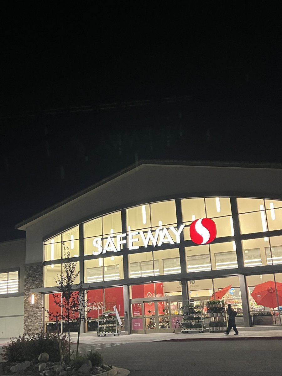 mattycoops10's tweet photo. Open 24/7 in Reno, NV and doesn’t suck. This Safeway is the Mike Evans of Safeways.

@NFLSEshow @ConnorJRogers @TampaBayTre https://t.co/cuCvcHNVhs